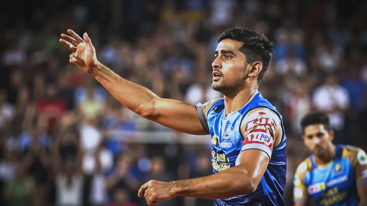 Wide editorial view of a kabaddi auction setting prepared for a pace-led player announcement